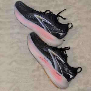 Brooks Women's Black/Purple/Pink Athletic shoes size 8 LIKE NEW - Worn 2 times